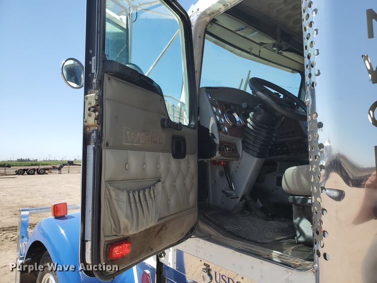 image for item DF5704 2006 Kenworth W900L  semi truck