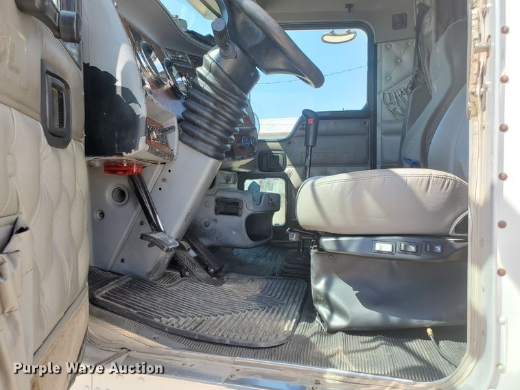 image for item DF5704 2006 Kenworth W900L  semi truck