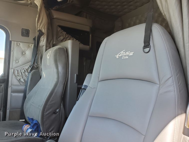 image for item DF5704 2006 Kenworth W900L  semi truck