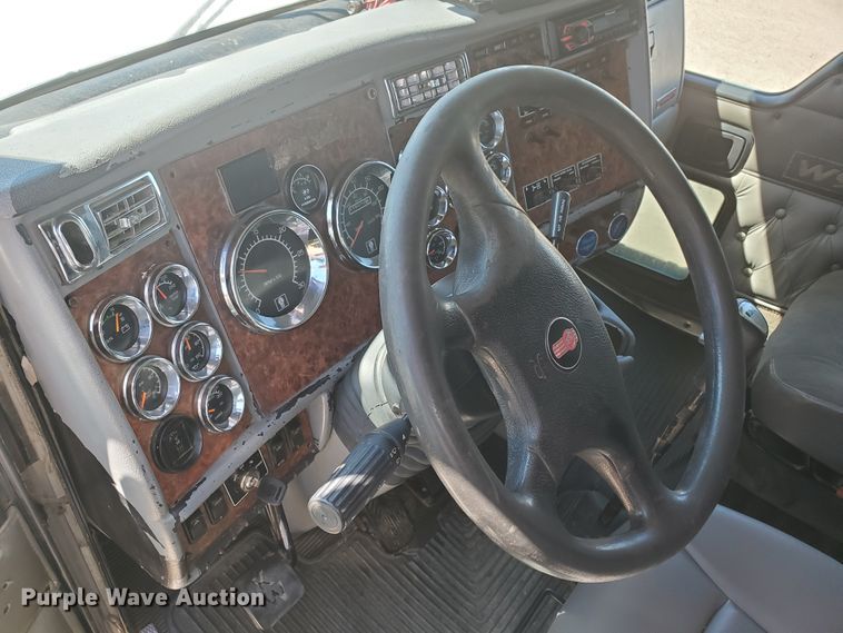 image for item DF5704 2006 Kenworth W900L  semi truck