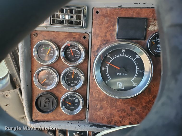 image for item DF5704 2006 Kenworth W900L  semi truck