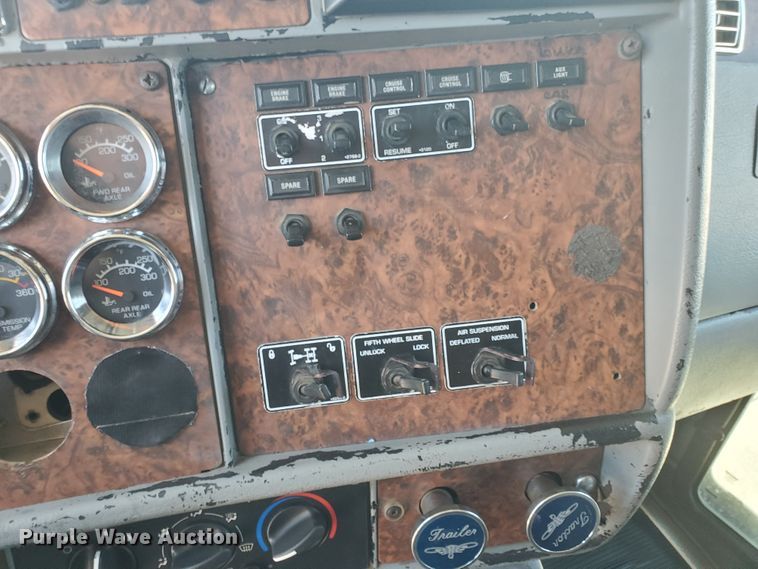 image for item DF5704 2006 Kenworth W900L  semi truck