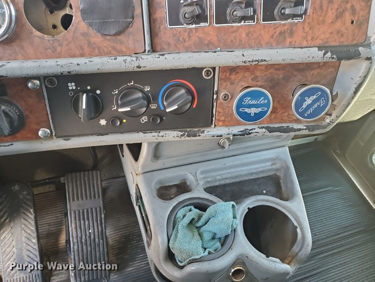 image for item DF5704 2006 Kenworth W900L  semi truck