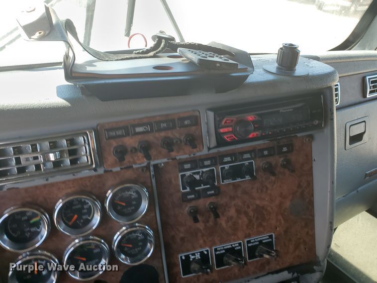 image for item DF5704 2006 Kenworth W900L  semi truck