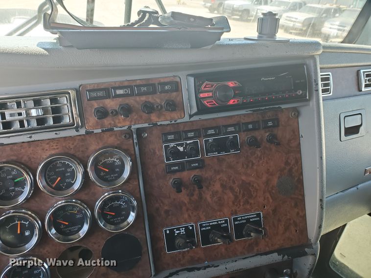 image for item DF5704 2006 Kenworth W900L  semi truck