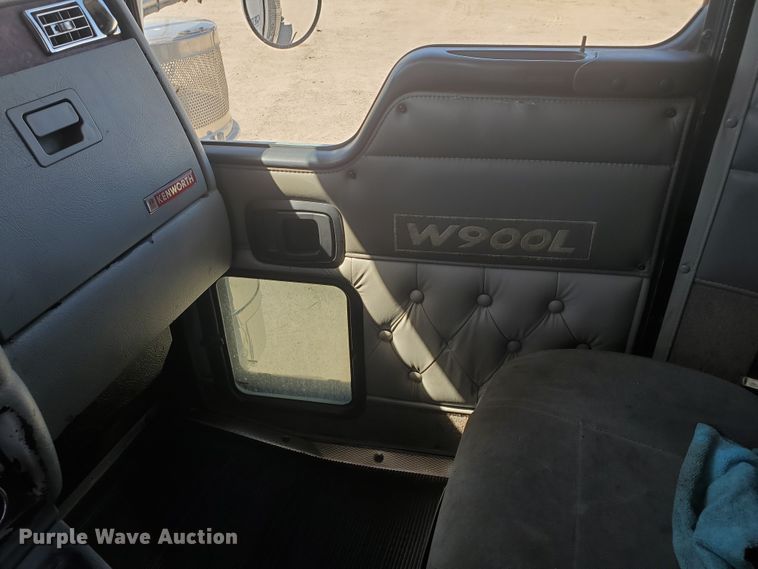 image for item DF5704 2006 Kenworth W900L  semi truck