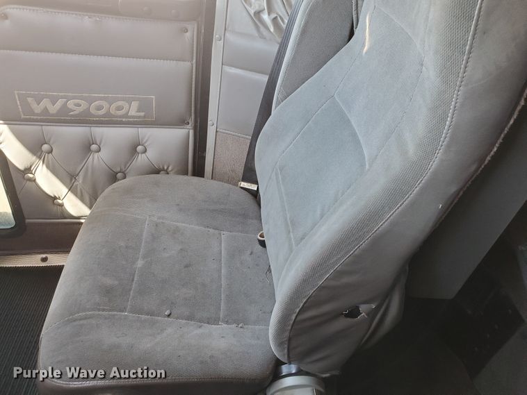 image for item DF5704 2006 Kenworth W900L  semi truck