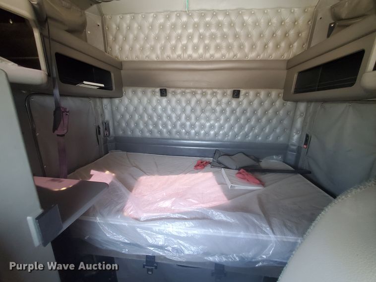 image for item DF5704 2006 Kenworth W900L  semi truck