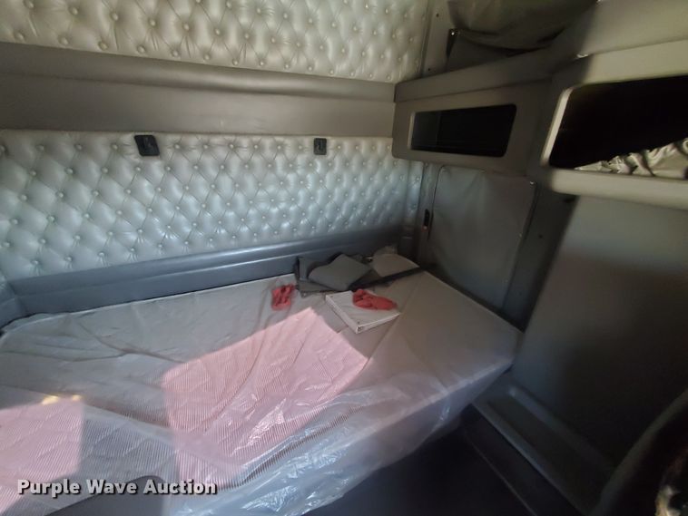 image for item DF5704 2006 Kenworth W900L  semi truck