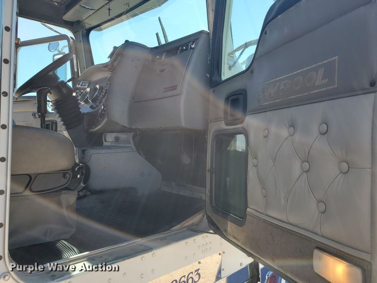 image for item DF5704 2006 Kenworth W900L  semi truck