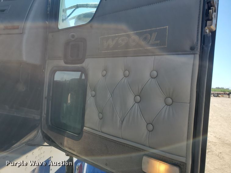 image for item DF5704 2006 Kenworth W900L  semi truck