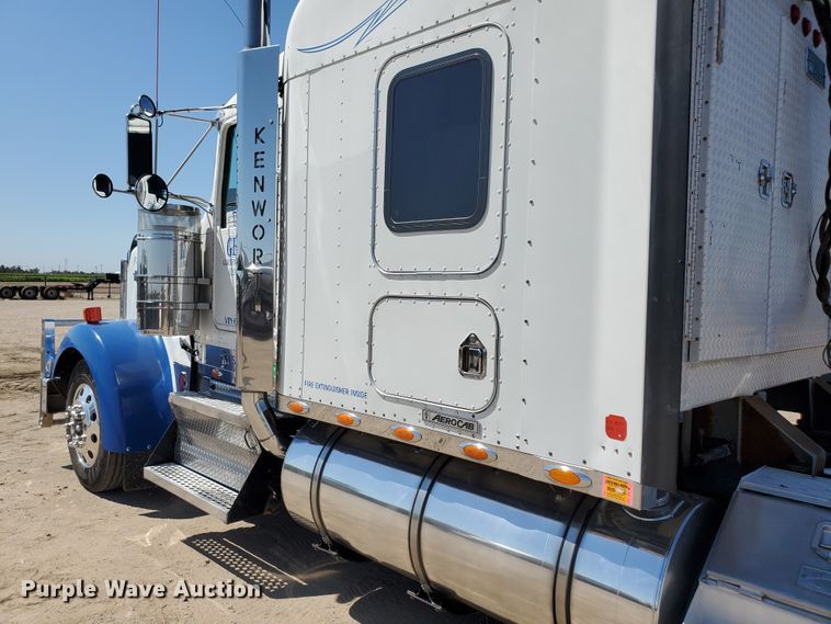 image for item DF5704 2006 Kenworth W900L  semi truck