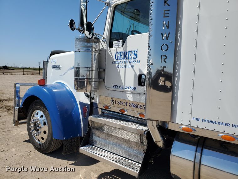 image for item DF5704 2006 Kenworth W900L  semi truck