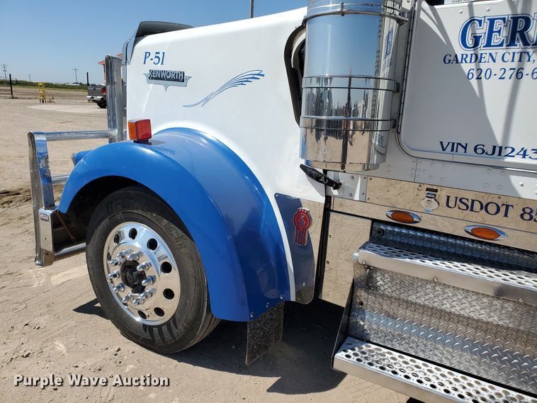 image for item DF5704 2006 Kenworth W900L  semi truck