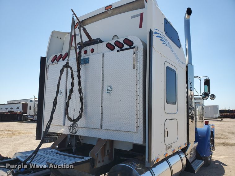 image for item DF5704 2006 Kenworth W900L  semi truck