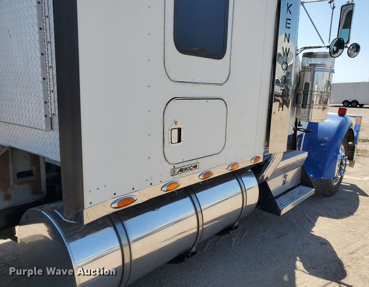 image for item DF5704 2006 Kenworth W900L  semi truck