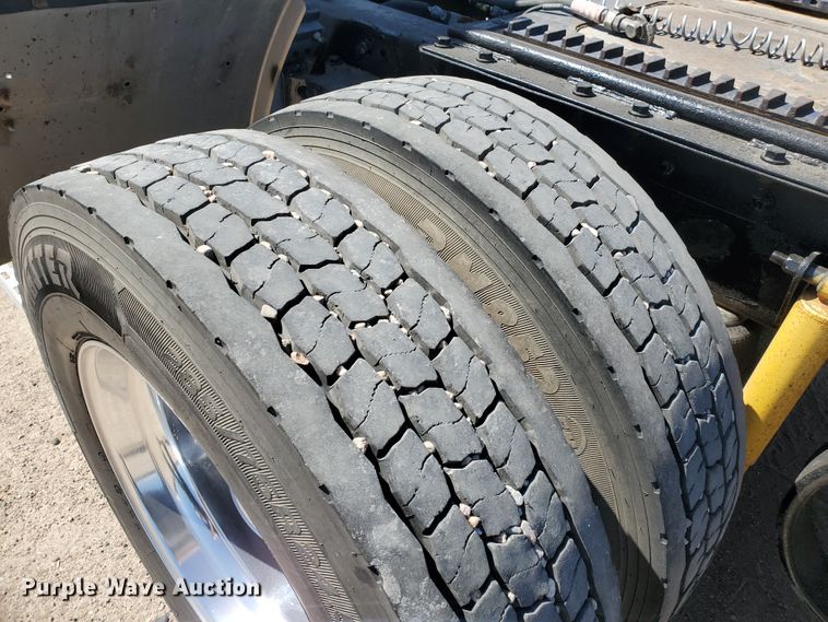 image for item DF5704 2006 Kenworth W900L  semi truck