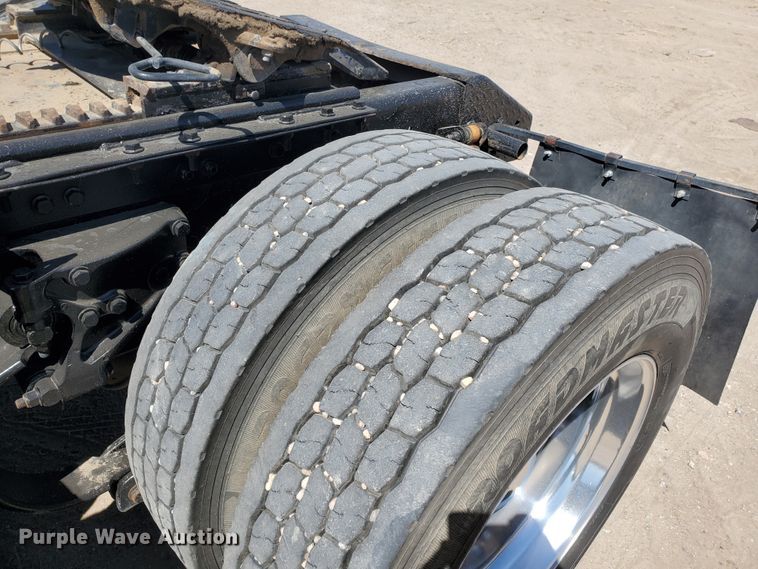 image for item DF5704 2006 Kenworth W900L  semi truck