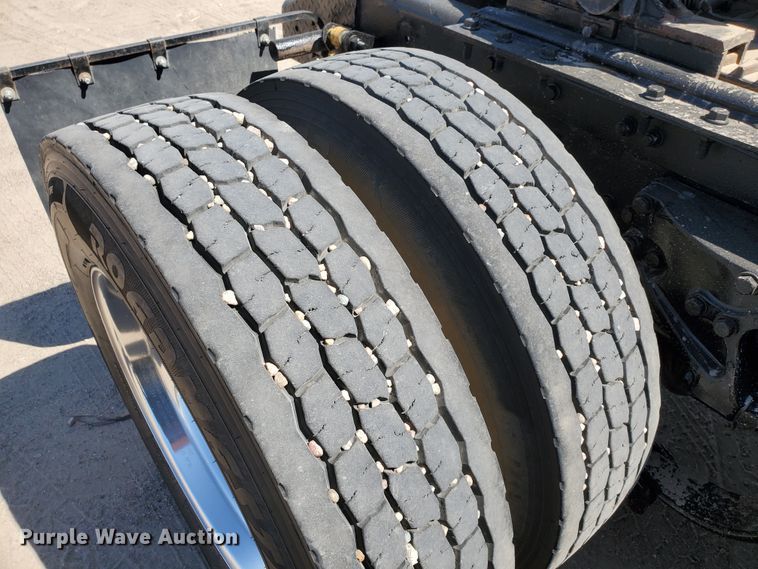 image for item DF5704 2006 Kenworth W900L  semi truck