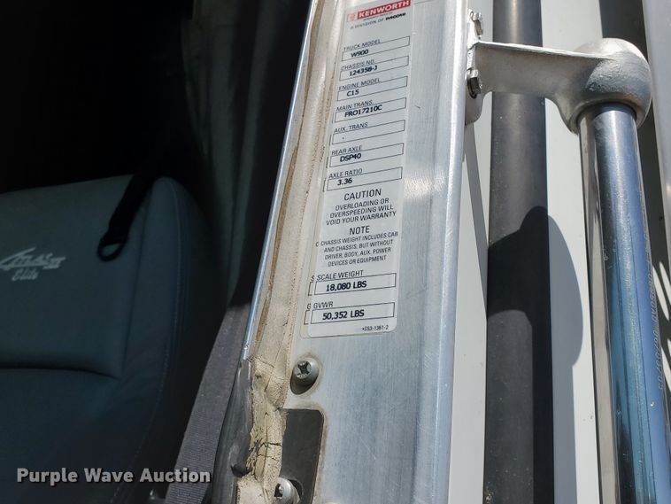 image for item DF5704 2006 Kenworth W900L  semi truck