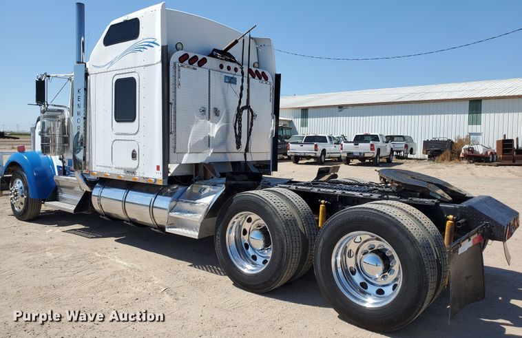 image for item DF5705 2006 Kenworth W900L  semi truck