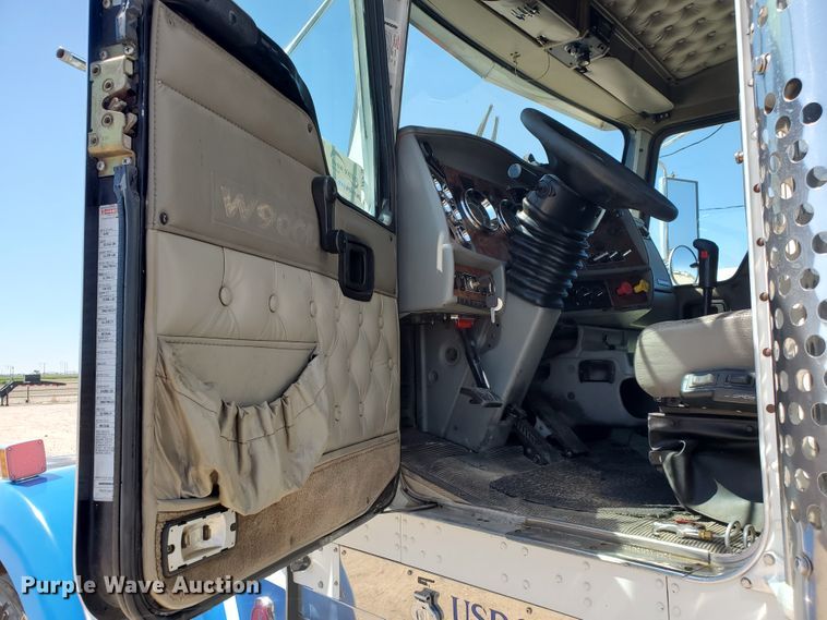 image for item DF5705 2006 Kenworth W900L  semi truck