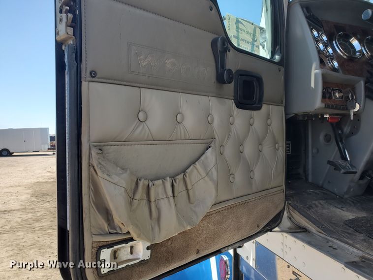 image for item DF5705 2006 Kenworth W900L  semi truck