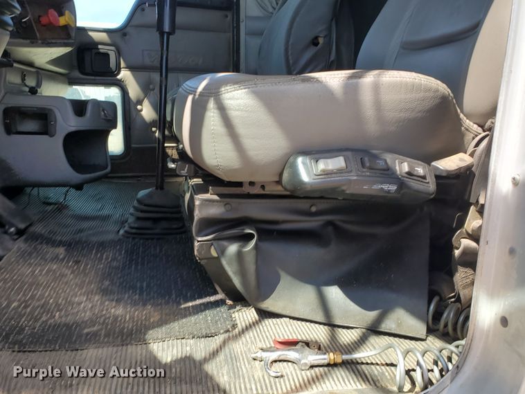 image for item DF5705 2006 Kenworth W900L  semi truck