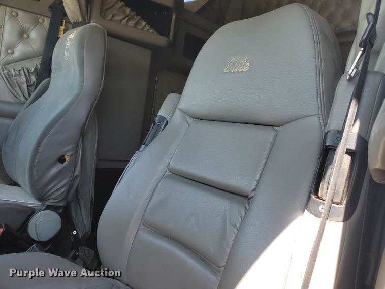 image for item DF5705 2006 Kenworth W900L  semi truck