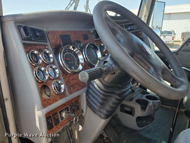image for item DF5705 2006 Kenworth W900L  semi truck