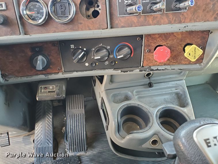 image for item DF5705 2006 Kenworth W900L  semi truck