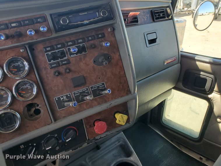 image for item DF5705 2006 Kenworth W900L  semi truck