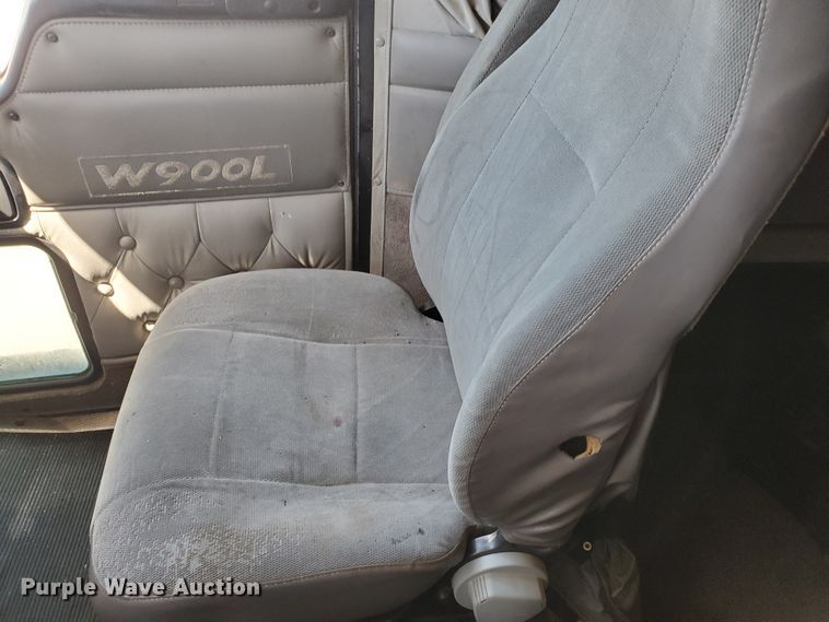 image for item DF5705 2006 Kenworth W900L  semi truck