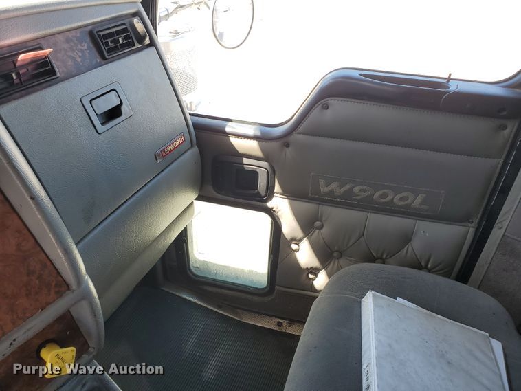 image for item DF5705 2006 Kenworth W900L  semi truck