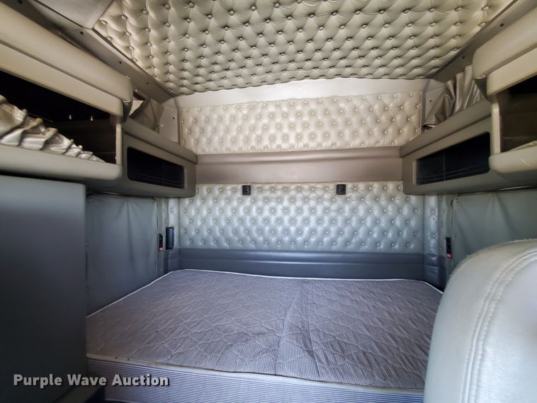 image for item DF5705 2006 Kenworth W900L  semi truck