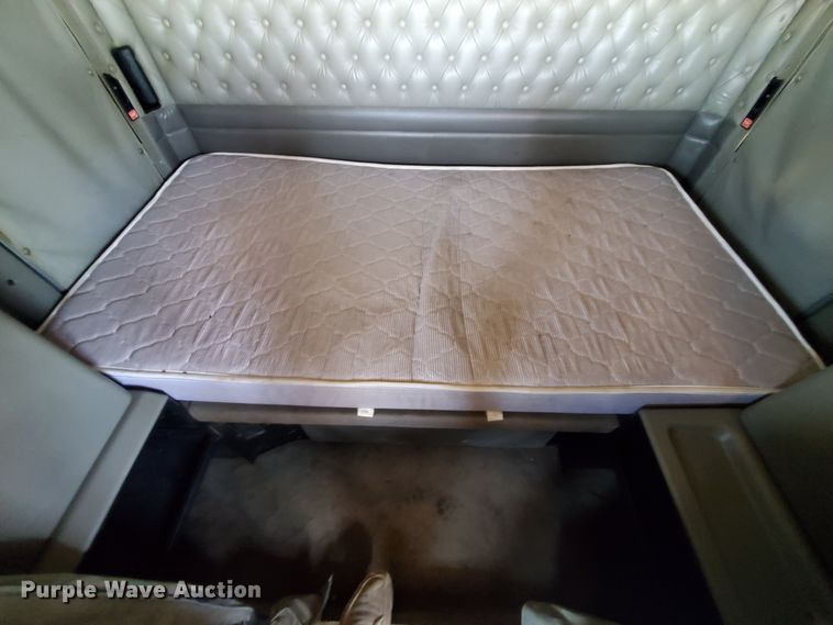 image for item DF5705 2006 Kenworth W900L  semi truck