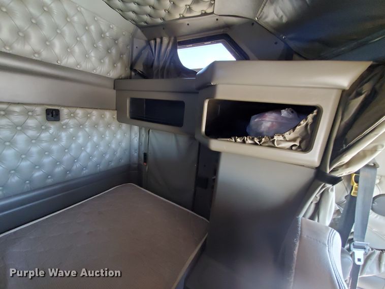 image for item DF5705 2006 Kenworth W900L  semi truck