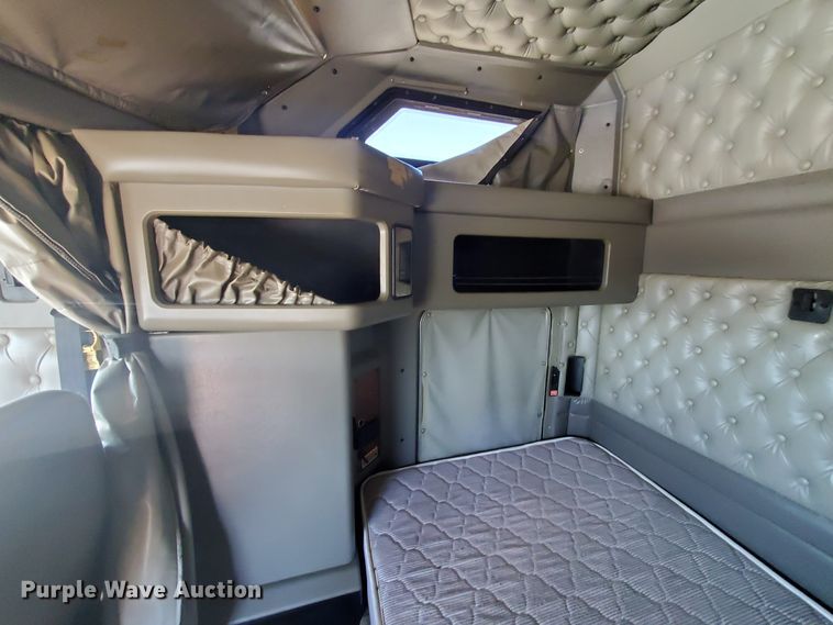 image for item DF5705 2006 Kenworth W900L  semi truck