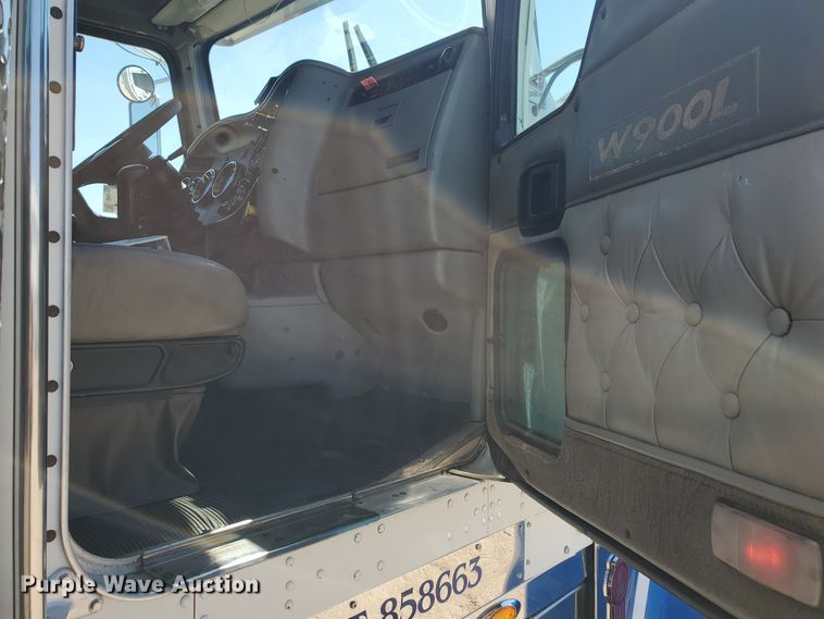 image for item DF5705 2006 Kenworth W900L  semi truck