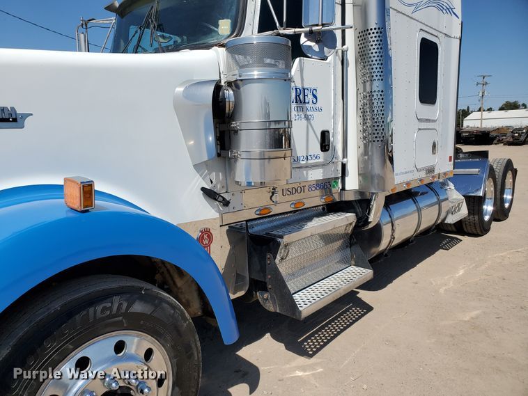 image for item DF5705 2006 Kenworth W900L  semi truck