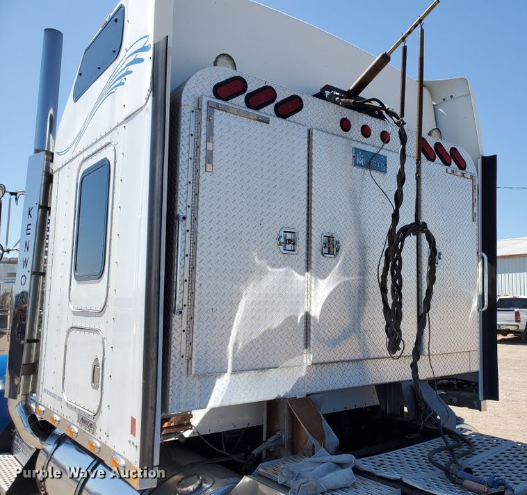 image for item DF5705 2006 Kenworth W900L  semi truck