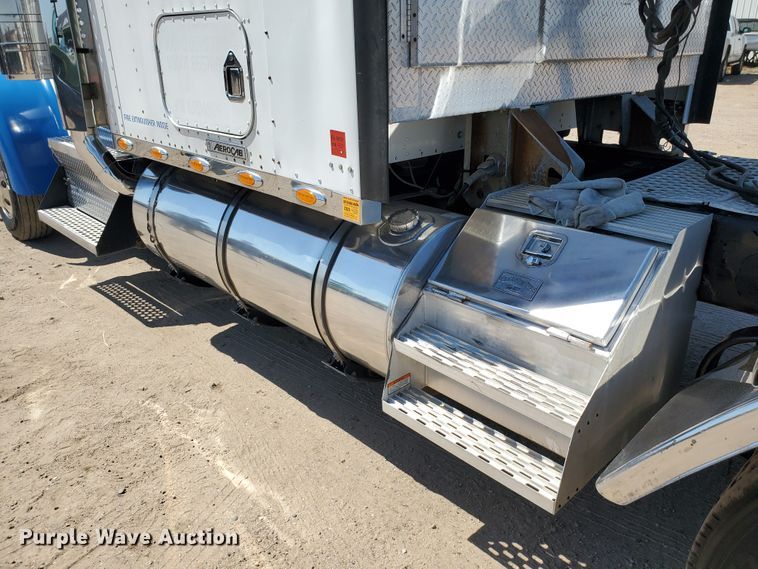 image for item DF5705 2006 Kenworth W900L  semi truck