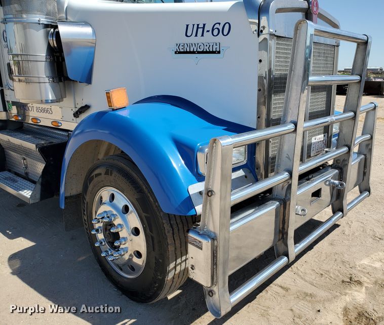 image for item DF5705 2006 Kenworth W900L  semi truck