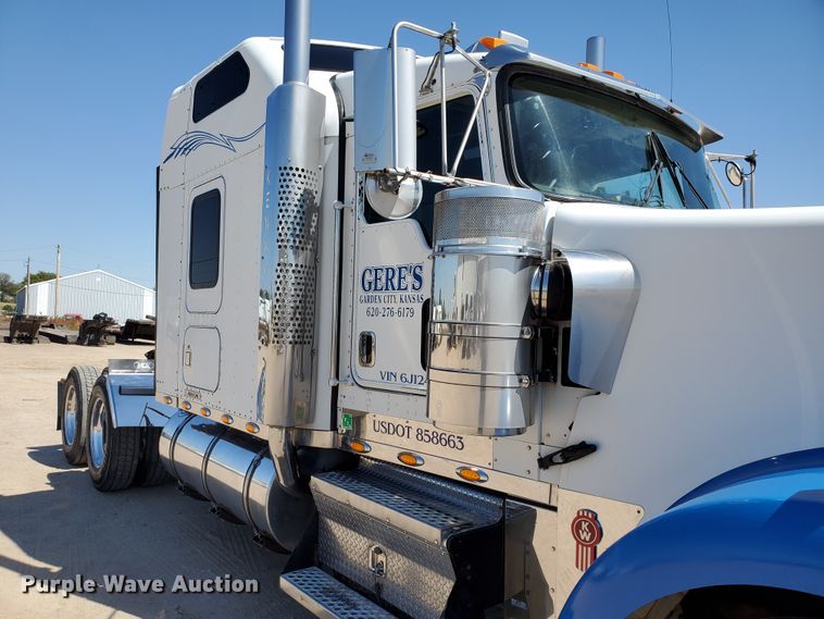 image for item DF5705 2006 Kenworth W900L  semi truck
