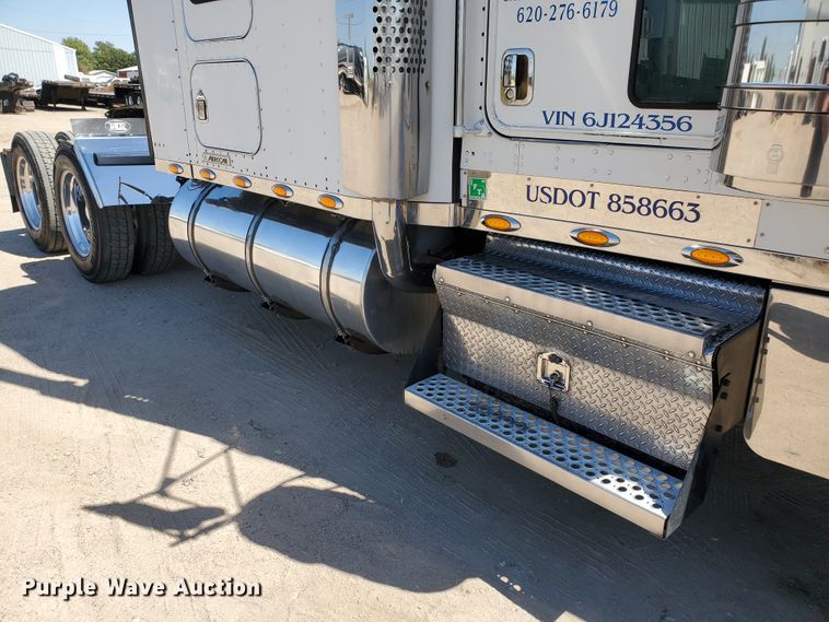 image for item DF5705 2006 Kenworth W900L  semi truck