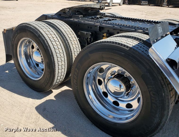 image for item DF5705 2006 Kenworth W900L  semi truck