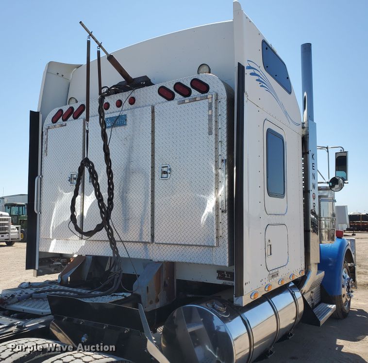 image for item DF5705 2006 Kenworth W900L  semi truck