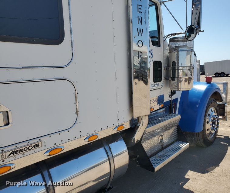 image for item DF5705 2006 Kenworth W900L  semi truck