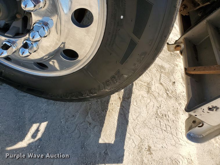 image for item DF5705 2006 Kenworth W900L  semi truck