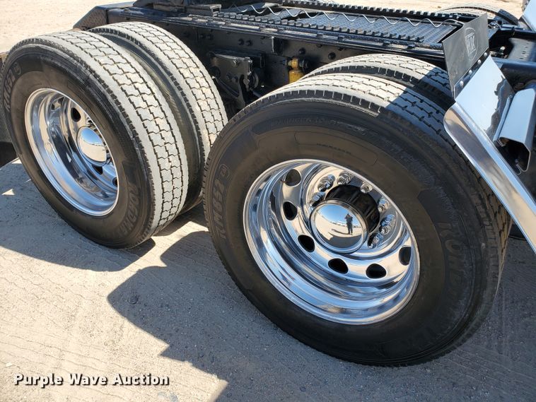 image for item DF5705 2006 Kenworth W900L  semi truck